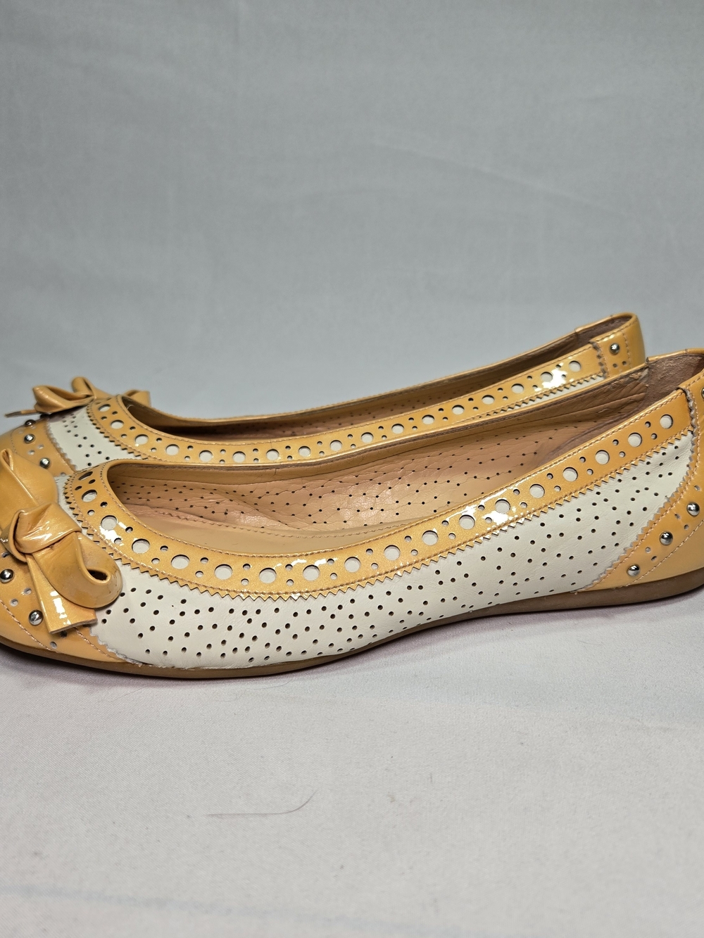 Gianni Bini Womens 7 Two Tone Perforated Leather Ballet Flats Yellow Cream Studs